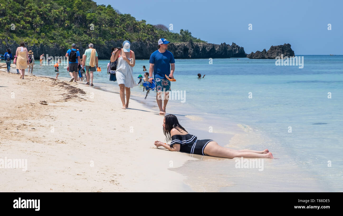 Disfrutar de la playa de West Bay, Roatán, Honduras la gente camina y sentar en la arena. Foto de stock