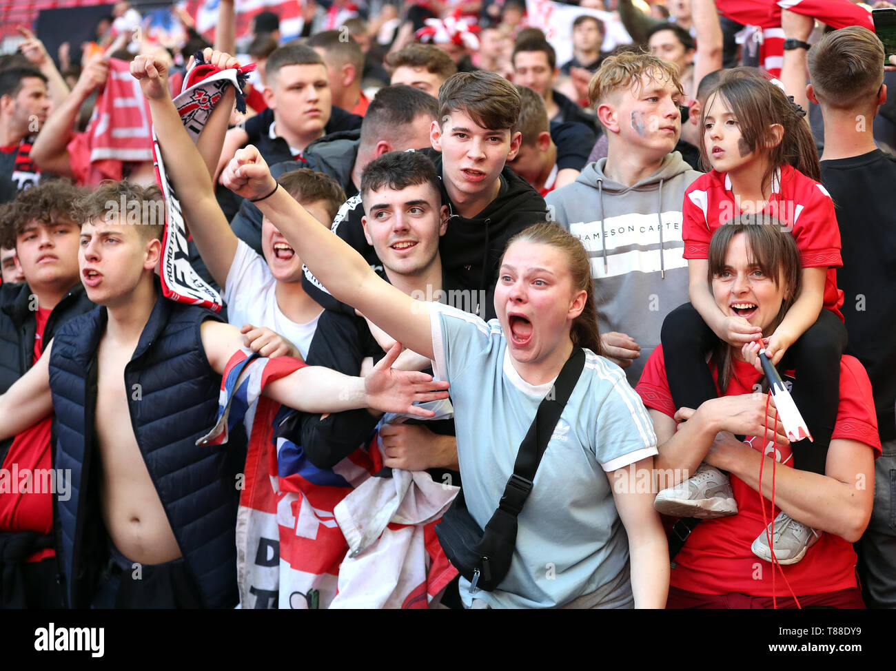 Salford City fans durante la Liga Nacional Vanarama play-off final en el estadio de Wembley, Londres. Foto de stock