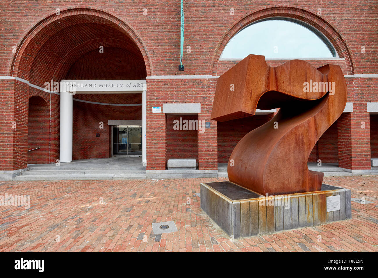 Escultura titulada siete por Robert Indiana en frente del Charles Shipman Payson edificio que forma parte del Museo de Arte de Portland en Porland Mai Foto de stock
