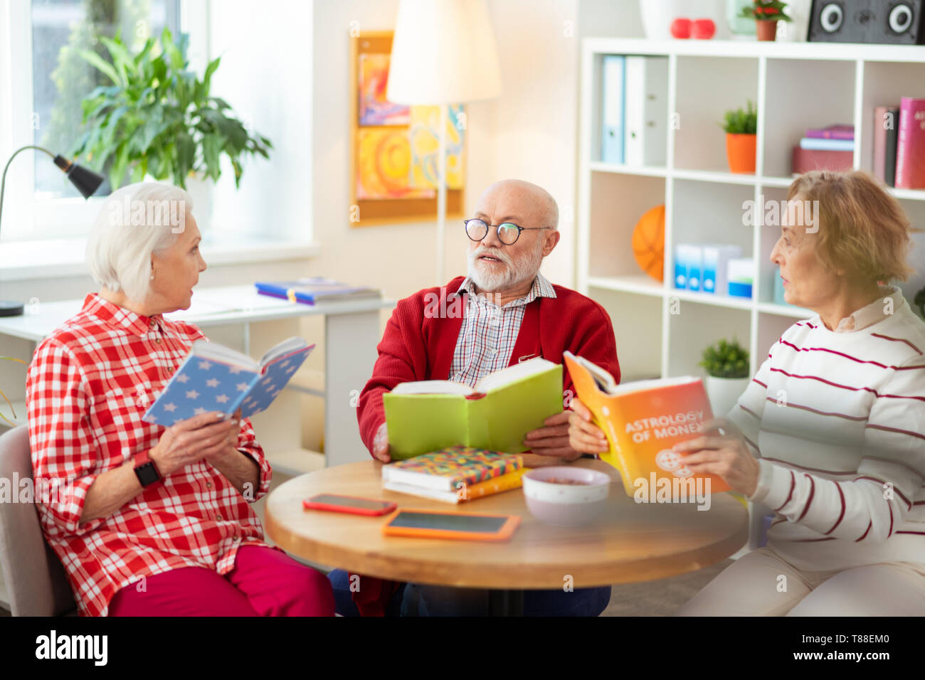 Niza ancianos hablando de sus libros Foto de stock