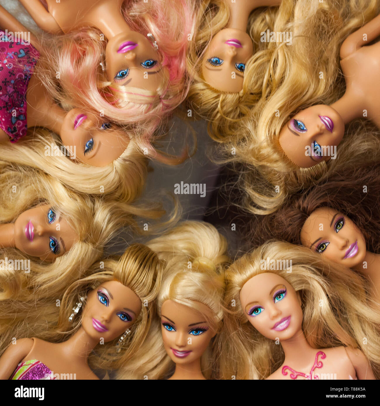 WOODBRIDGE, NEW JERSEY - Mayo 10, 2019: una colección de varios 2000s era  las muñecas Barbie con un enfoque sobre sus cabezas Fotografía de stock -  Alamy