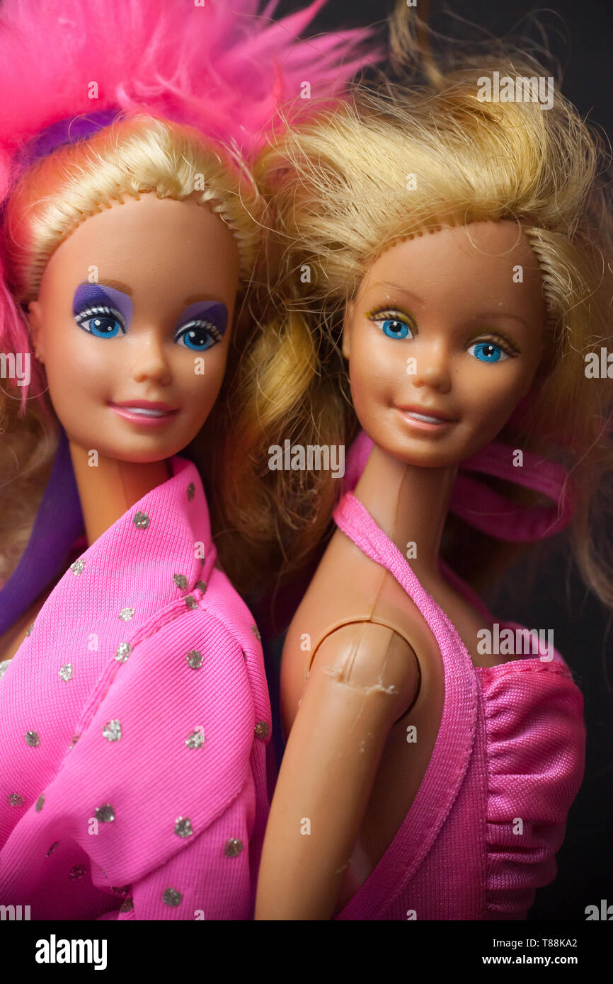 WOODBRIDGE, NEW JERSEY - Mayo 10, 2019: dos muñecas Barbie 1986 sentarse  espalda con espalda en un retrato Fotografía de stock - Alamy