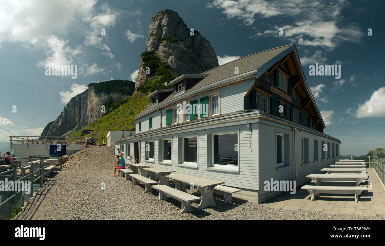 Bergasthaus Stauberen; casa de descanso de montaña con teleférico privado  en el Hoher Kasten ridge andando,Alpes Suizos Fotografía de stock - Alamy