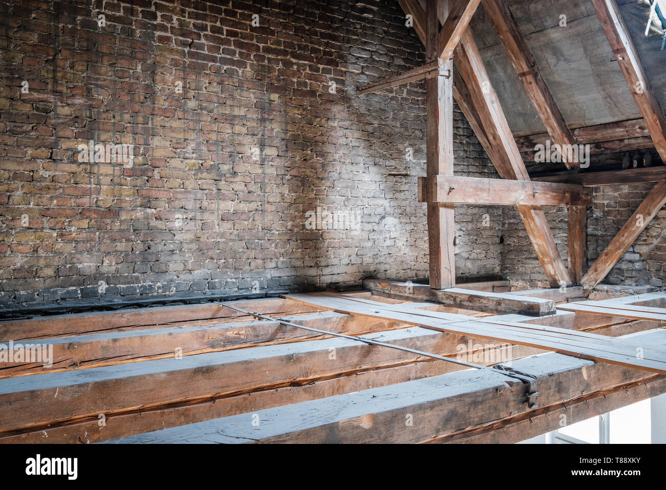 Antiguo / Ático Loft durante la podredumbre seca de renovación, el bastidor del techo de madera Foto de stock