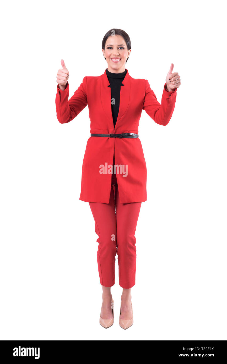 Emocionada joven mujer de negocios exitosa en traje rojo felicitando  mostrando Thumbs up. Cuerpo completo aislado sobre fondo blanco Fotografía  de stock - Alamy
