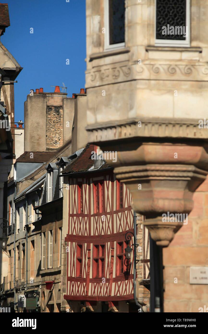 Francia, Cote d'Or, paisaje cultural de climas de Borgoña, catalogado como Patrimonio Mundial por la UNESCO, Dijon, con entramados de madera y una torre de vigilancia de la casa de la calle del Almirante Roussin en Dijon Foto de stock