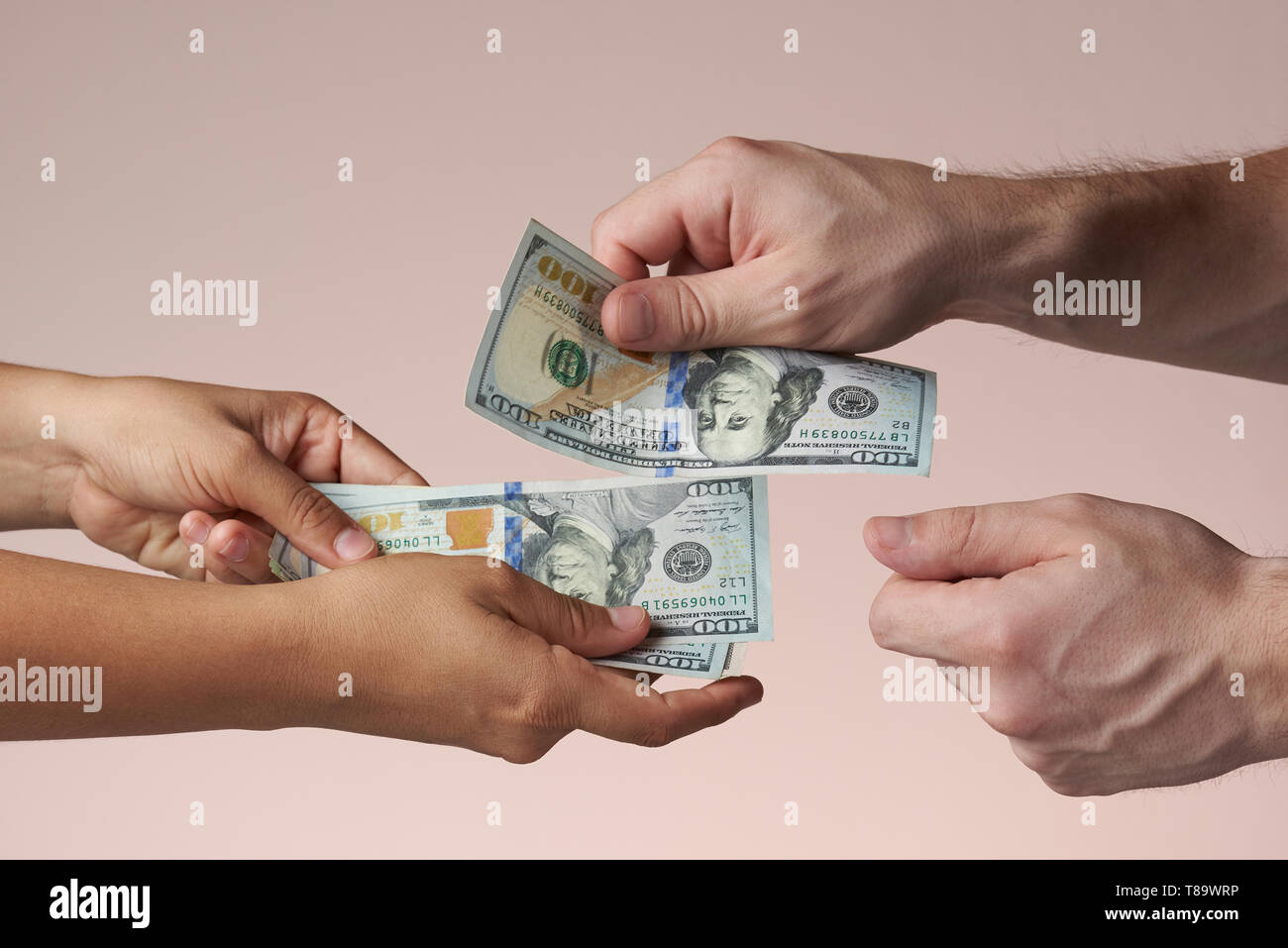 Manos aisladas para cambiar dinero. Celebración de dólares en las manos. Dar dinero concepto Foto de stock