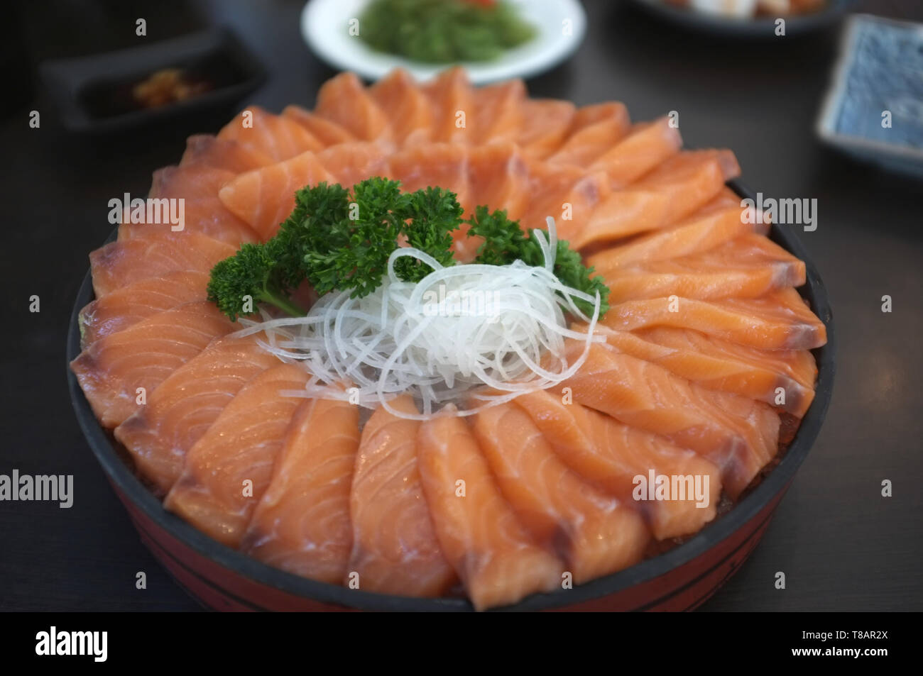 Gran salmón crudo o cortes de sashimi de salmón fresco de estilo