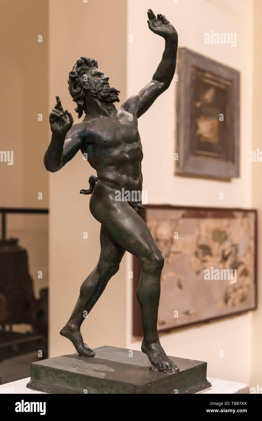 Estatua de bronce original de la Casa del Fauno en Pompeya, Museo Arqueológico Nacional, Nápoles, Italia Foto de stock