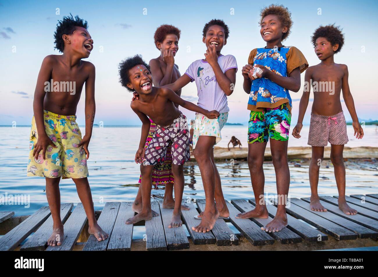 Papua Nueva Guinea, Nueva Bretaña, al oeste de la isla de Nueva Bretaña provincia, distrito, área Kimbe Talasea, Kapo isla, niños jugando Foto de stock