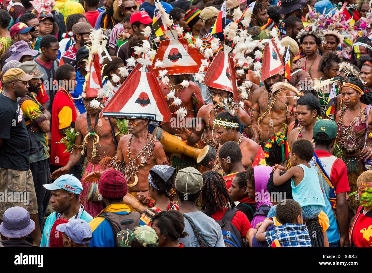 Papua Nueva Guinea, la provincia de Las Tierras Altas Orientales, Goroka, Goroka Show Festival, bailarines de hombres Sasai sing sing grupo de Madang provincia Foto de stock