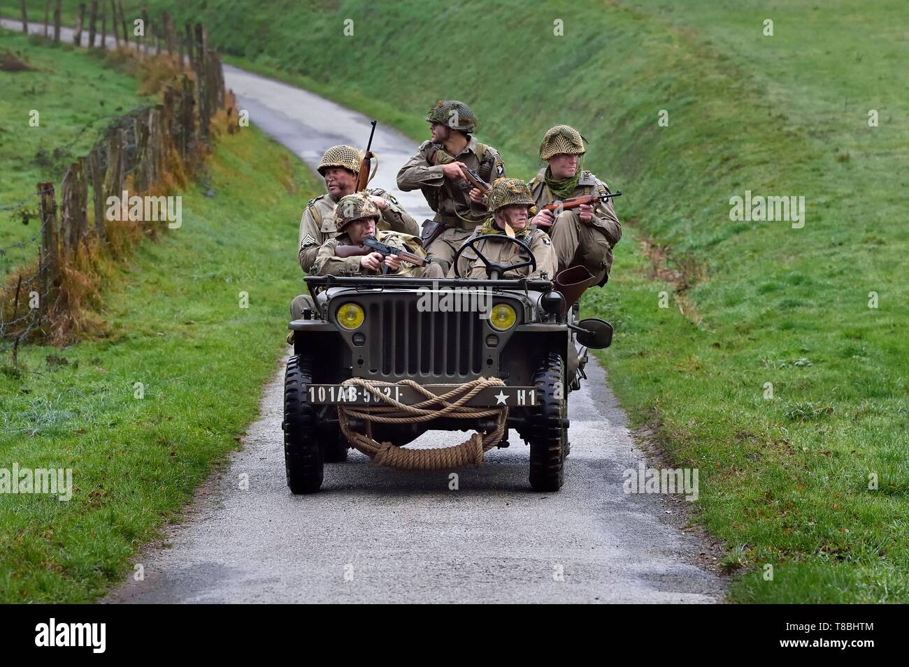 Francia, Eure, Sainte Colombe prÚs Vernon, aliada de la reconstitución Group (EE.UU. Guerra Mundial 2 y francés Maquis reconstrucción histórica Association), recreadores en uniforme de la 101ª División Aerotransportada estadounidense avanza en un jeep Willys Foto de stock