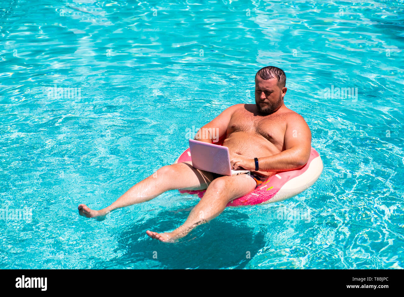 Hombre En El Anillo Inflable En Piscina Foto de stock y más banco de  imágenes de Hombres - Hombres, Piscina, Bañador de hombre - iStock