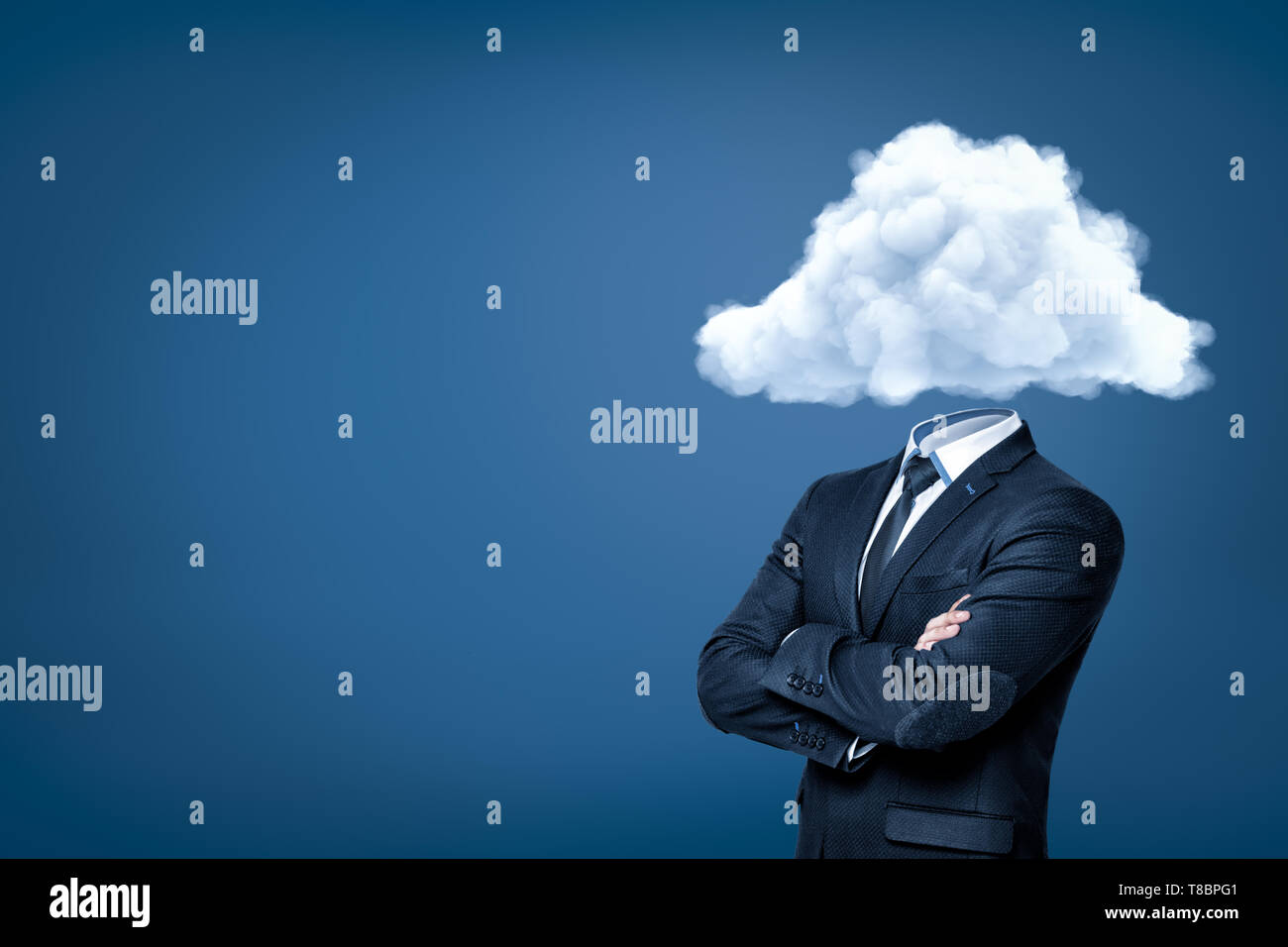 Empresario con nube blanca en lugar de cabeza sobre fondo azul. Foto de stock