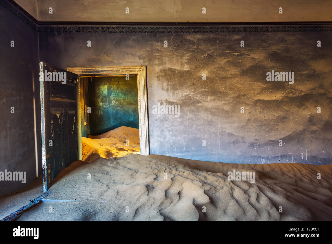 Las ruinas de la ciudad minera Kolmanskop en el desierto de Namib, cerca de Luderitz en Namibia Foto de stock