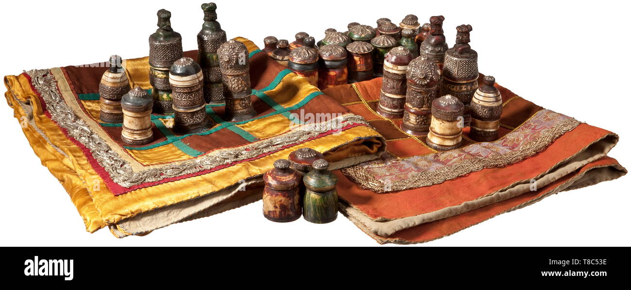 Un conjunto de dos indios y dos juegos de ajedrez pachisi, fecha 1884 Un completo juego de ajedrez para damas y uno para caballeros, de hueso de color rojo y verde con aplicaciones de plata. Los reyes y naturalistically viziers con cabezas esculpidas, las figuras rojas rodeadas por la inscripción "Thakur Singh Shri Daulat Sinhaji' (nombre de la regla) 'Thikana Daulat Garh' (distrito cerca de Bundi), fechada 'Samvat 1940" (=1884). También dos conjuntos pachisi completos (uno para damas y otro para caballeros) del hueso, esteatita y jade con tapas de plata. También cuatro de mármol, Additional-Rights stick d-Clearance-Info-Not-Available Foto de stock