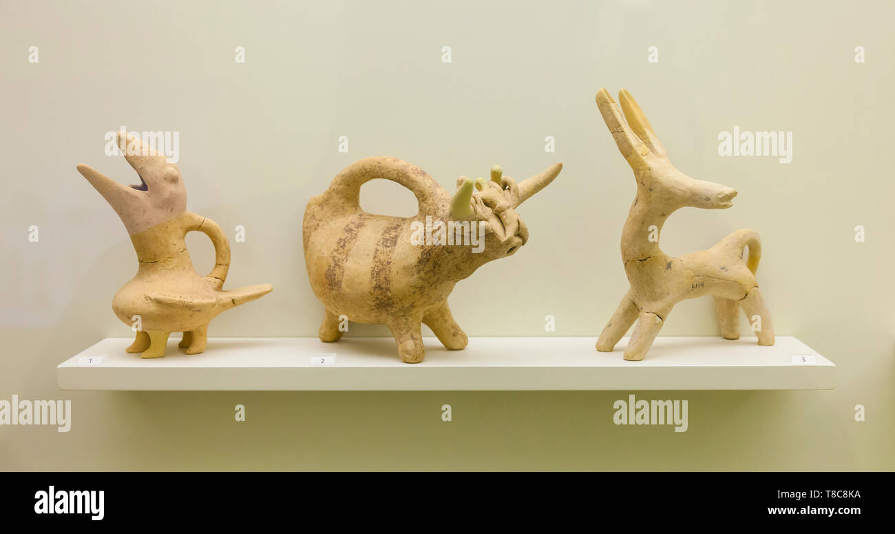 Vasos de libación, el Museo arqueológico de Heraklion, la ciudad de Heraklion, Isla de Creta, Mar Egeo, Grecia, Foto de stock