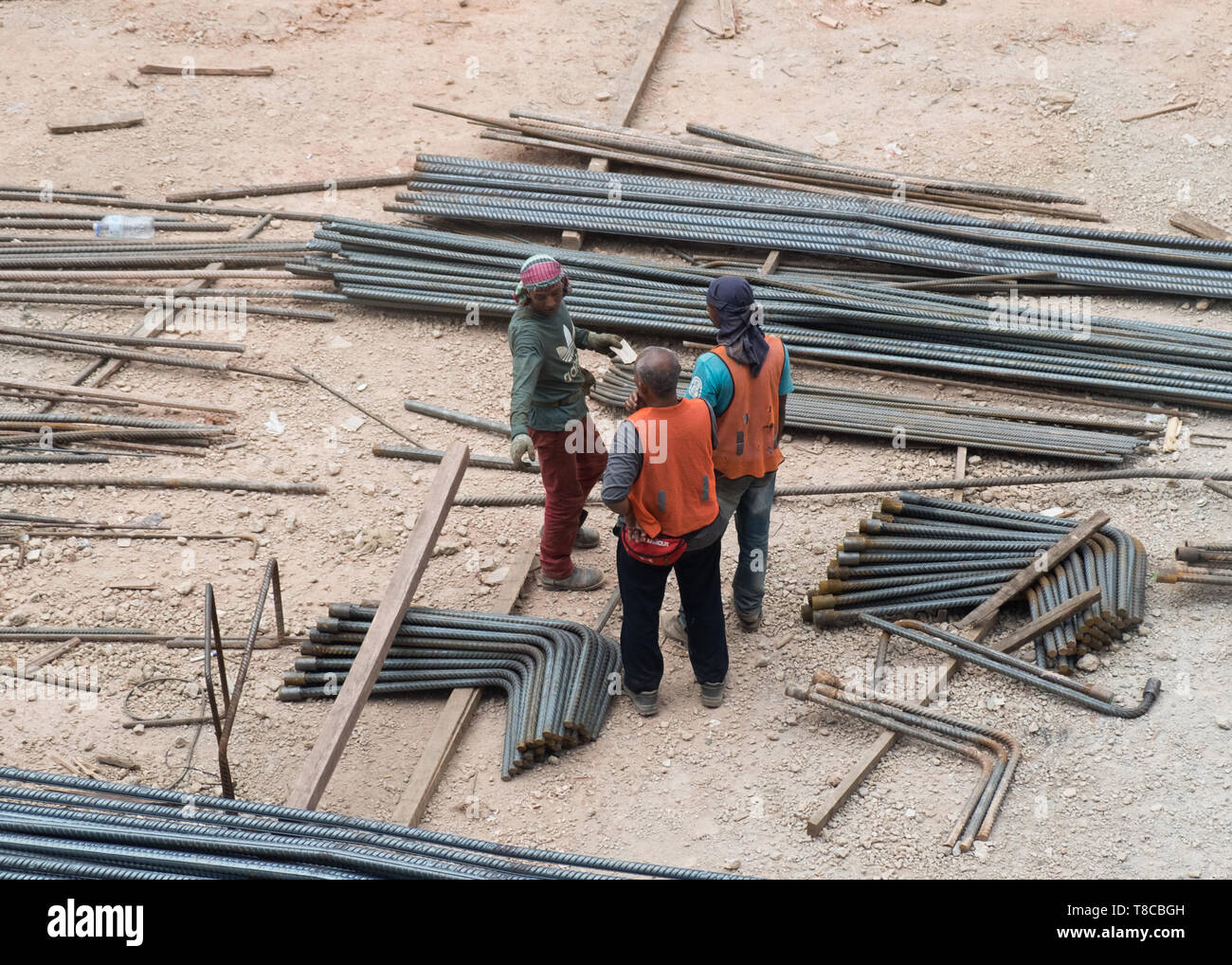 Los trabajadores de la construcción y barras de acero en sitio de construcción, Kuala Lumpur, Malasia Foto de stock