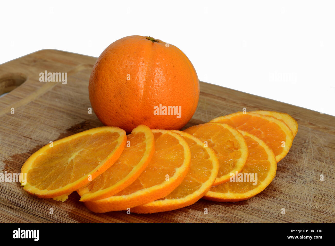 Y rodajas de naranja Talla junta contra fondo blanco. Foto de stock
