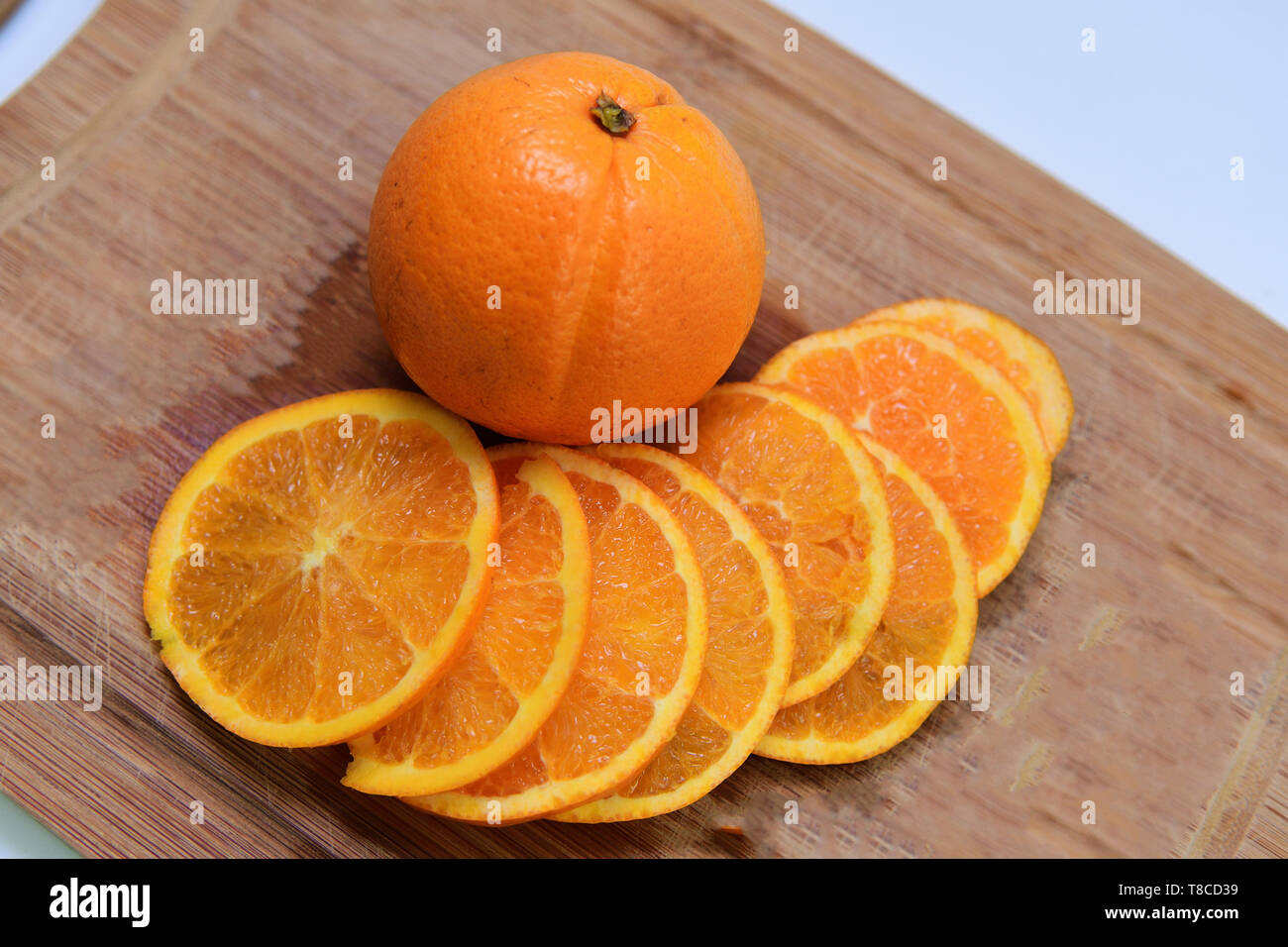Y rodajas de naranja Talla junta contra fondo blanco. Foto de stock