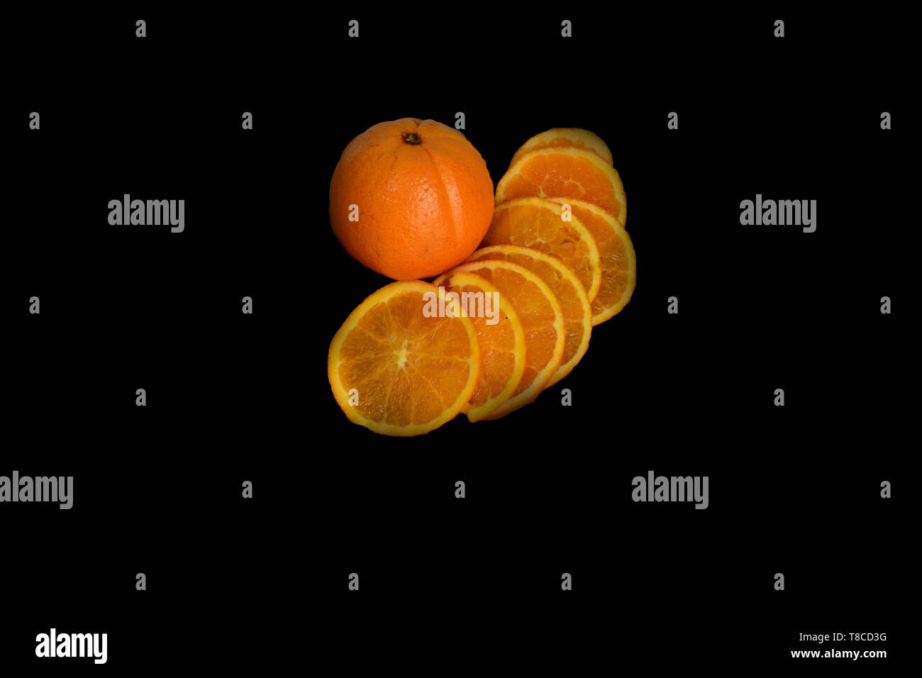 Y rodajas de naranja aislado sobre fondo negro Foto de stock