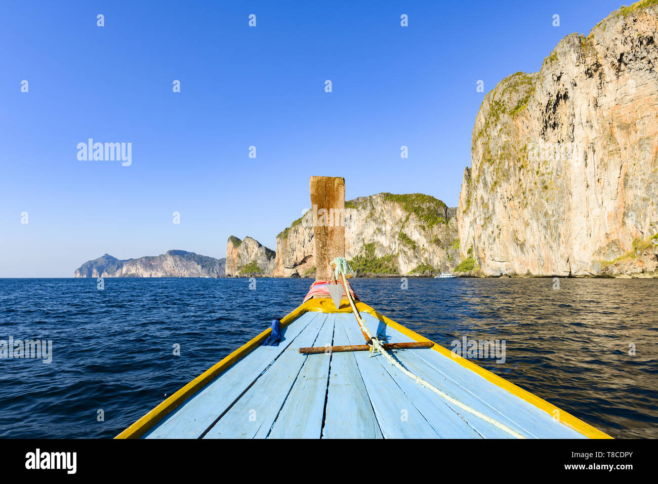 (Enfoque selectivo) impresionantes vistas de algunas montañas de roca caliza que rodea la hermosa bahía de Maya. Foto tomada desde un tradicional bote de cola larga. Foto de stock