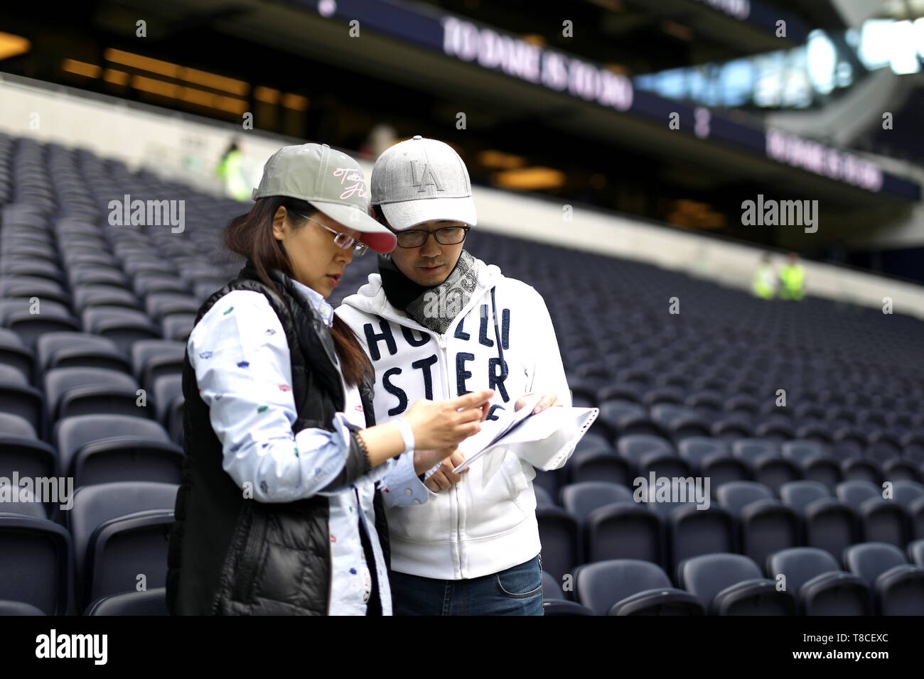 Los Fans llegan a la tierra antes de la Premier League al Tottenham Hotspur Stadium de Londres. Foto de stock