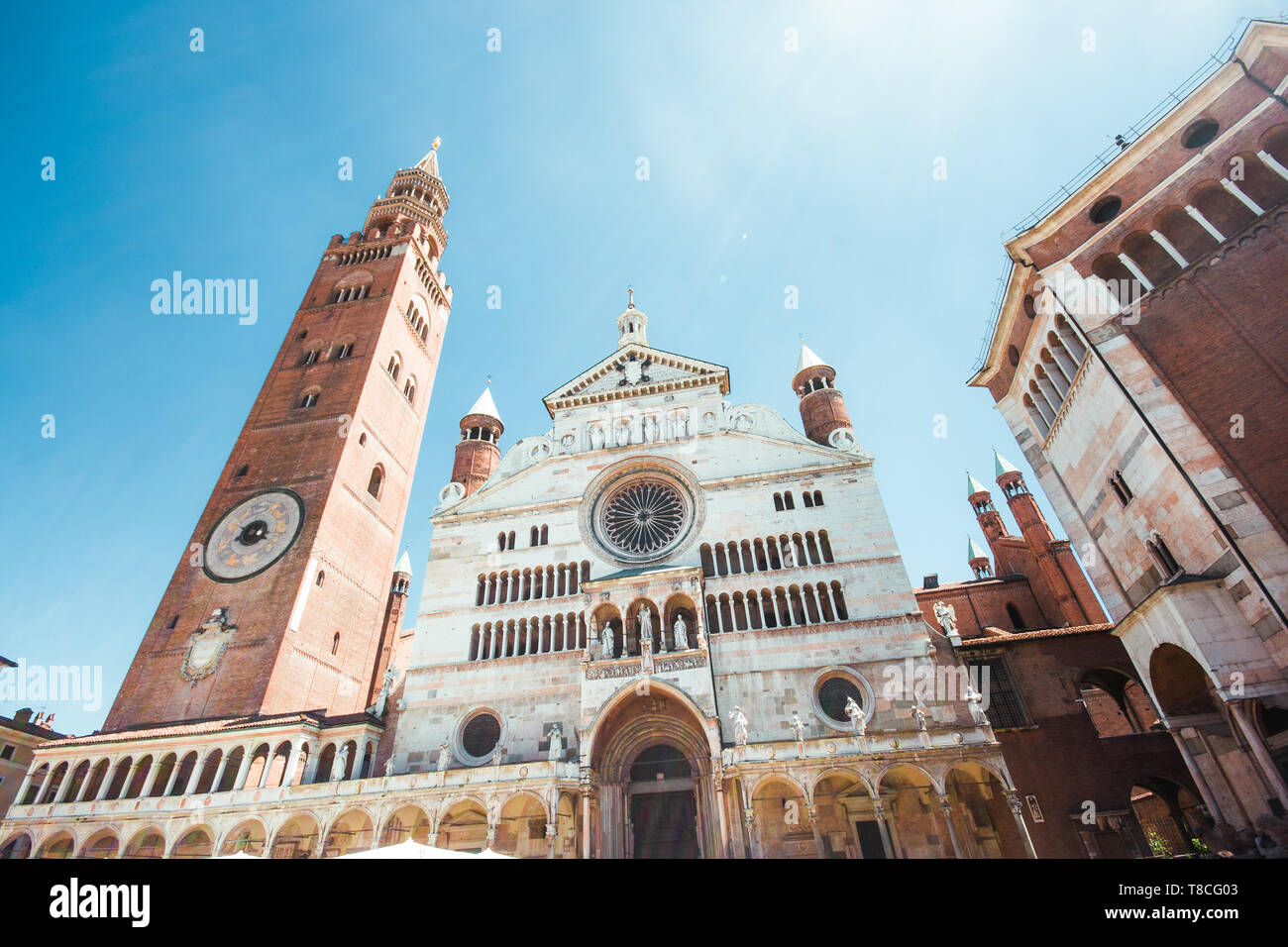 La antigua Catedral de Cremona con el famoso campanario Torrazzo y Baptisterio de Cremona, Lombardía, Italia Foto de stock