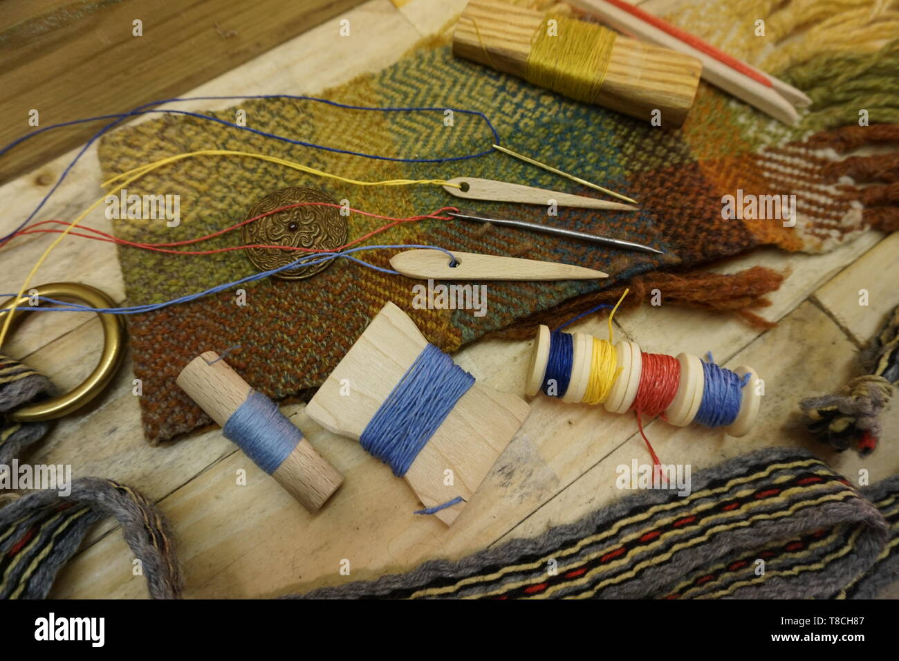 Anglo Saxon y Viking de costura y tejido artículos artesanales, la reconstrucción mediante herramientas daegrad Foto de stock