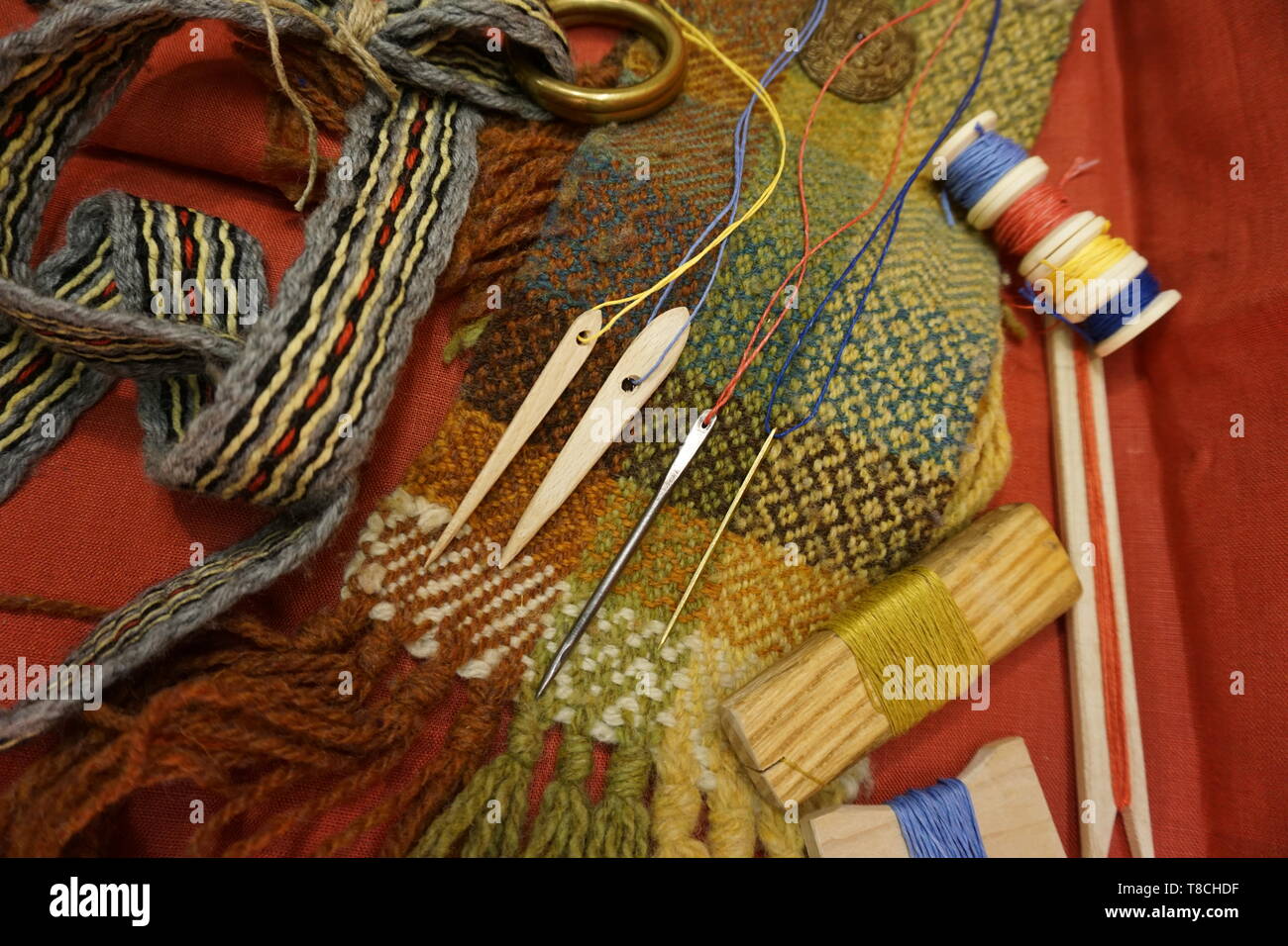 Anglo Saxon y Viking de costura y tejido artículos artesanales, la reconstrucción mediante herramientas daegrad Foto de stock