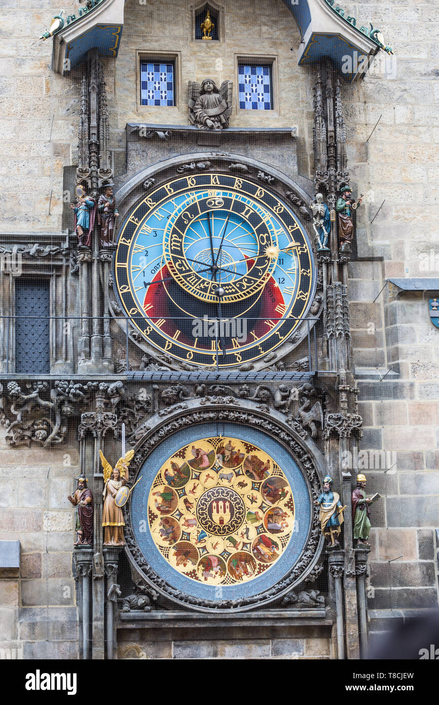 Sun reloj astronómico histórico - orloj en Old Town Prague Foto de stock