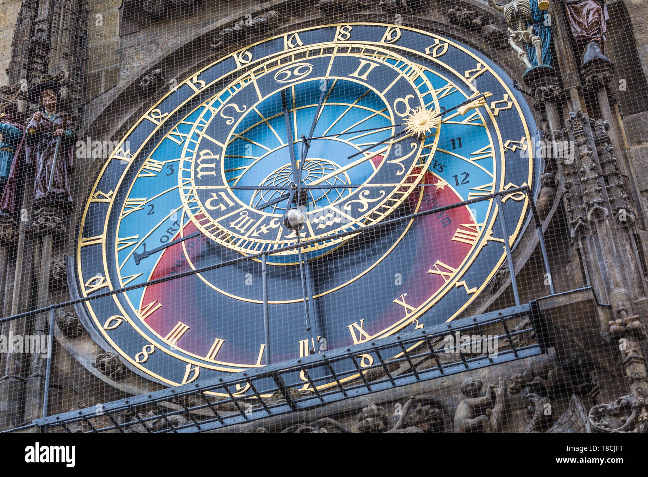 Sun reloj astronómico histórico - orloj en Old Town Prague Foto de stock