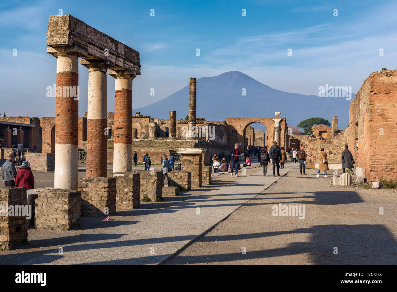 Foro de Pompeya, el Monte Vesubio en el fondo, Italia Foto de stock