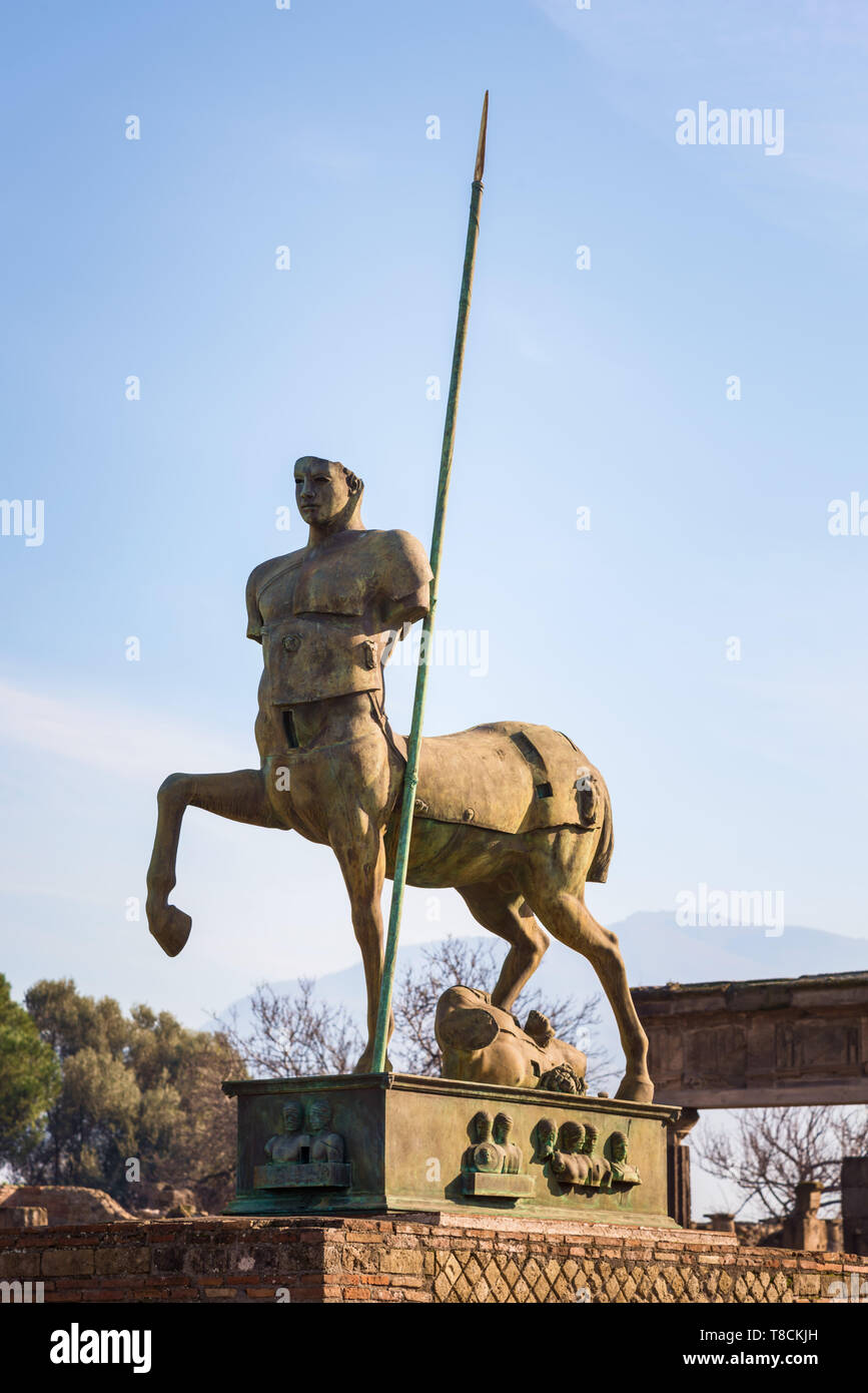 Centauro estatua, Foro de Pompeya, Italia Foto de stock
