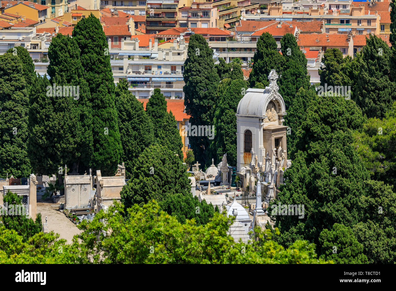 Techos de teja vieja en la vieja ciudad de Vieille Ville y tumbas en el