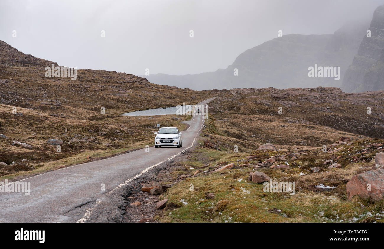 Vista de una sola vía en carretera Bealach na Ba pasar sobre la costa norte de la península de Applecross 500 ruta de conducción en el norte de Escocia, Reino Unido Foto de stock