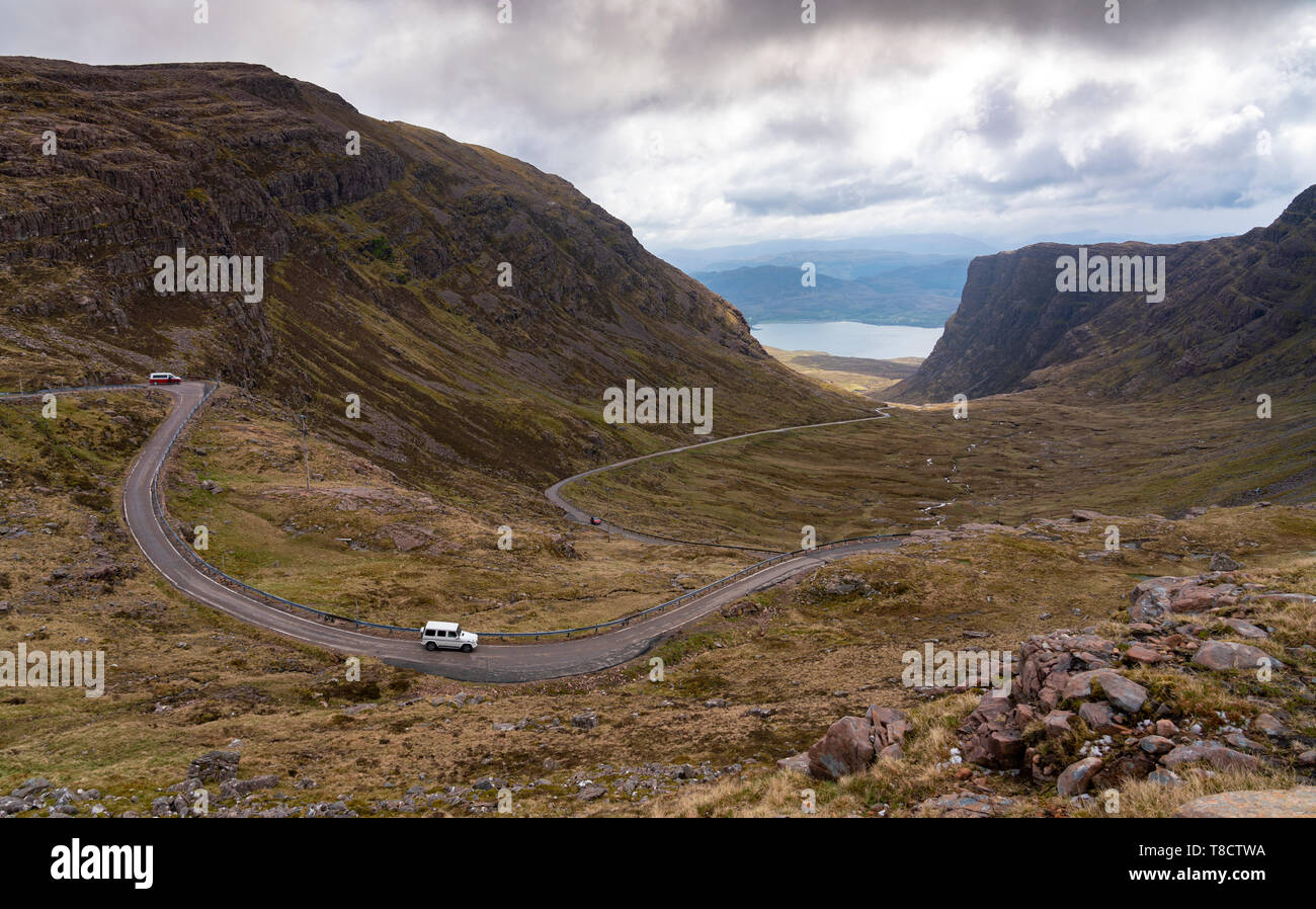 Vista de una sola vía en carretera Bealach na Ba pasar sobre la costa norte de la península de Applecross 500 ruta de conducción en el norte de Escocia, Reino Unido Foto de stock