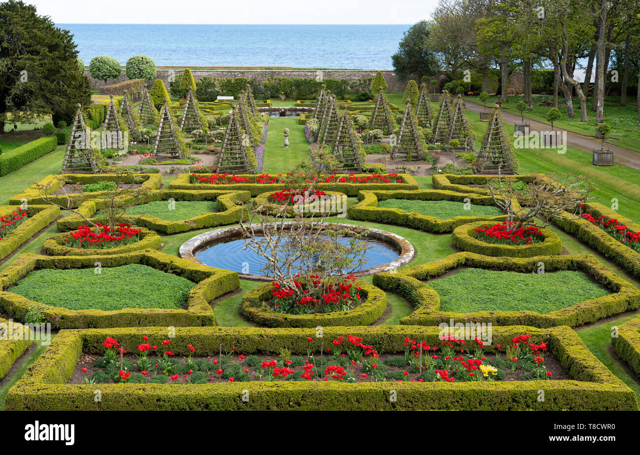 Jardín de Dunrobin Castle, en la costa norte 500 pintoresca ruta de conducción en el norte de Escocia, Reino Unido Foto de stock