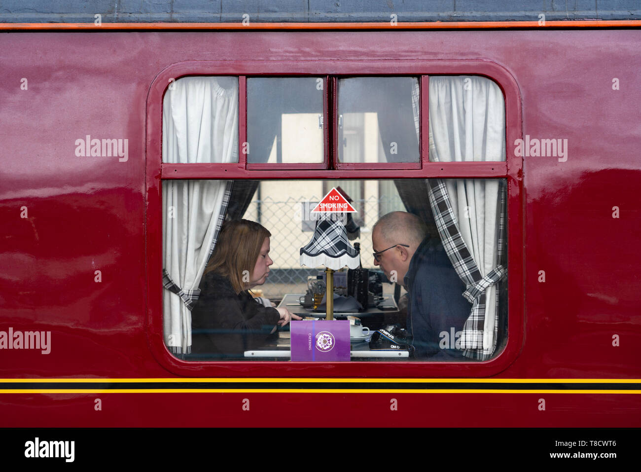 Transporte de ferrocarriles de la costa oeste de llevar a los turistas en el tren de vapor jacobita en la estación de Fort William, en Escocia, Reino Unido Foto de stock