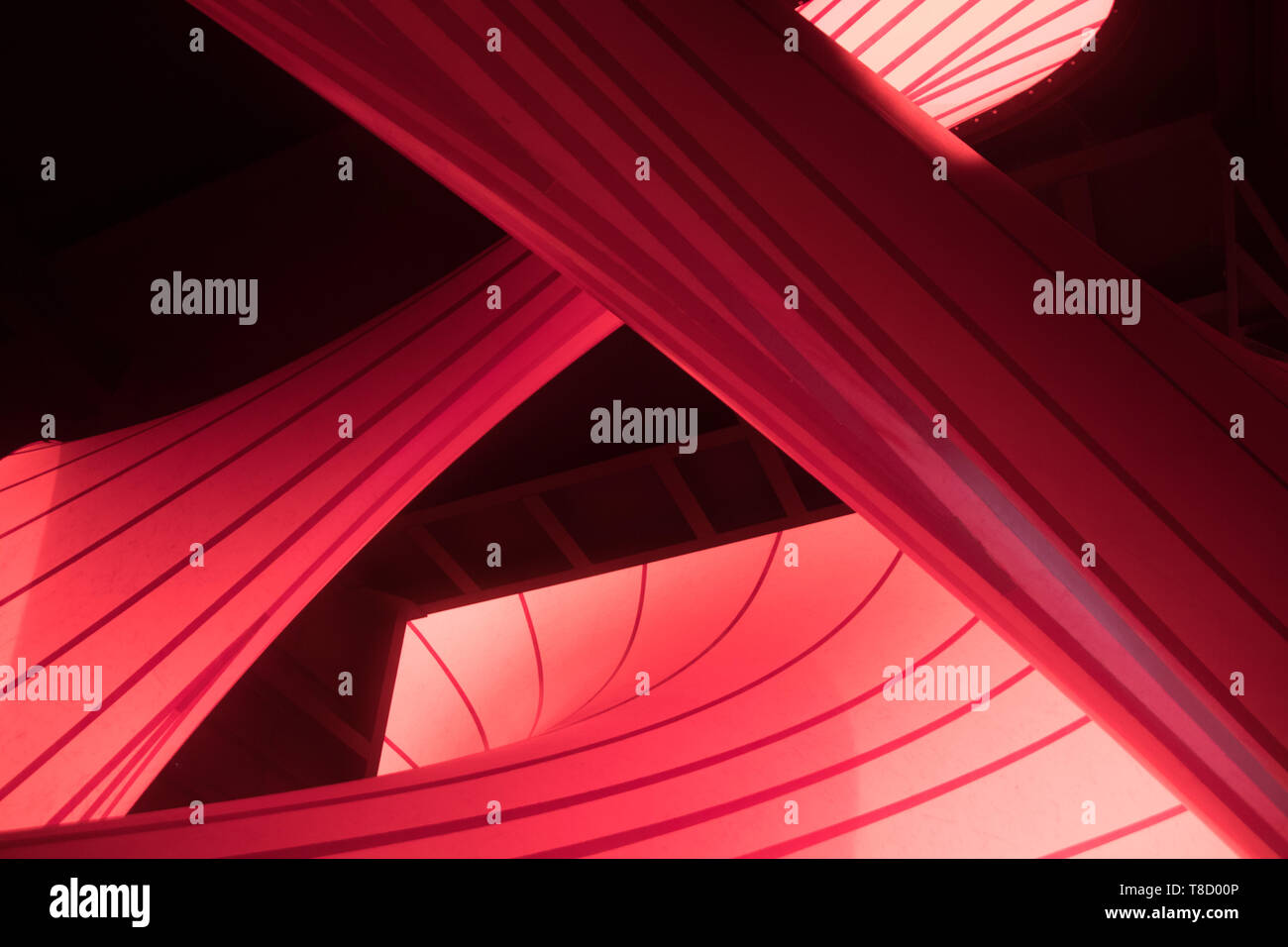 Tela estirada rojo Fotografía de stock - Alamy