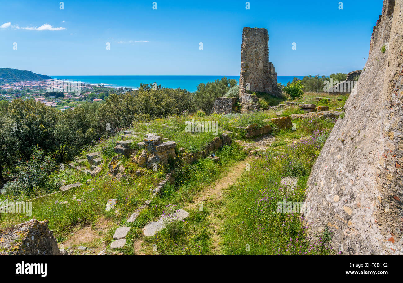 Las ruinas de la antigua ciudad de Velia con el mar al fondo, cerca de Ascea, Cilento, Campania, sur de Italia. Foto de stock