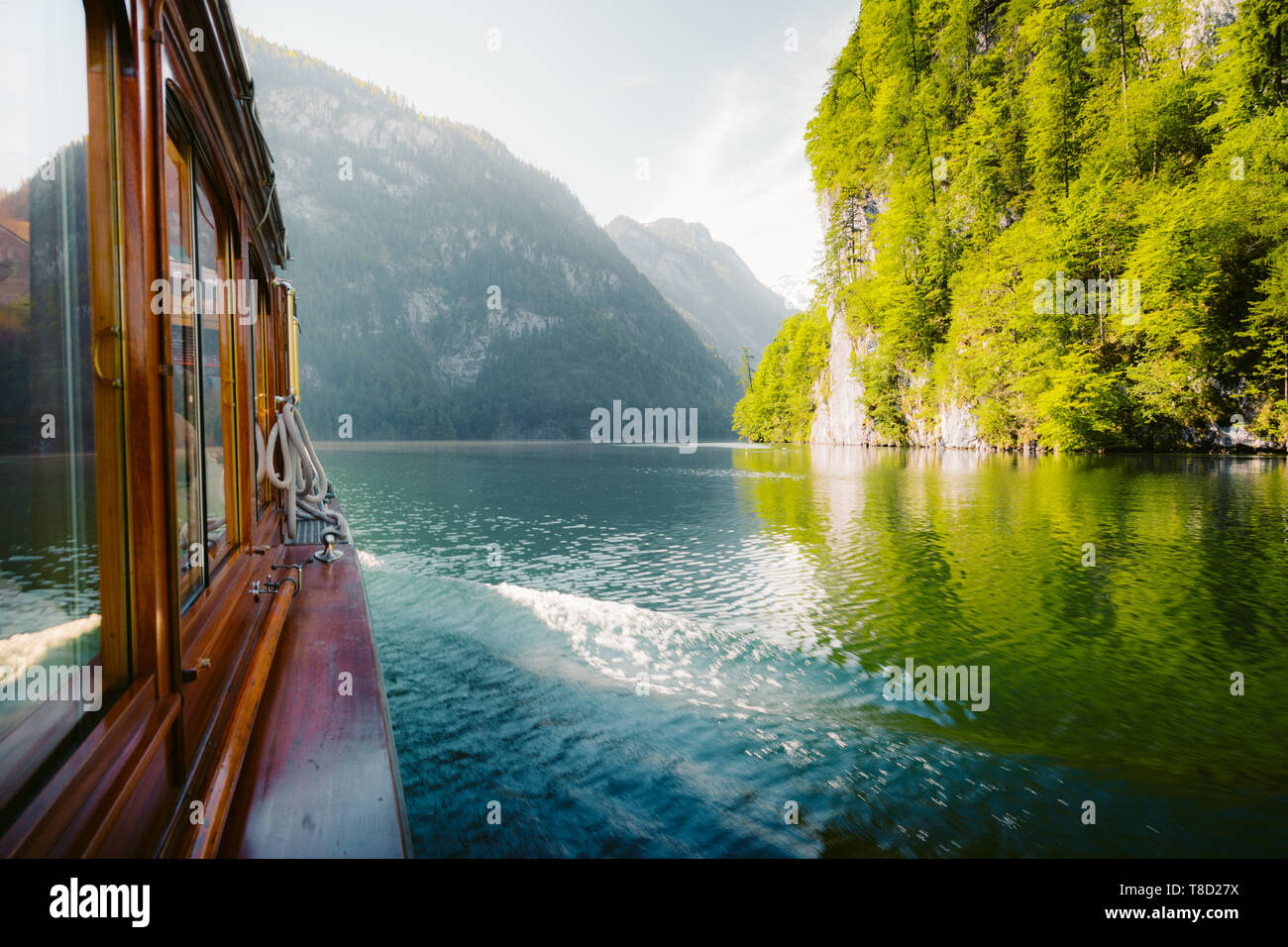 Barco de pasajeros tradicionales deslizándose sobre el lago Konigssee con montaña de Watzmann en el fondo de un hermoso día soleado de verano, Berchtesgadener Land Foto de stock