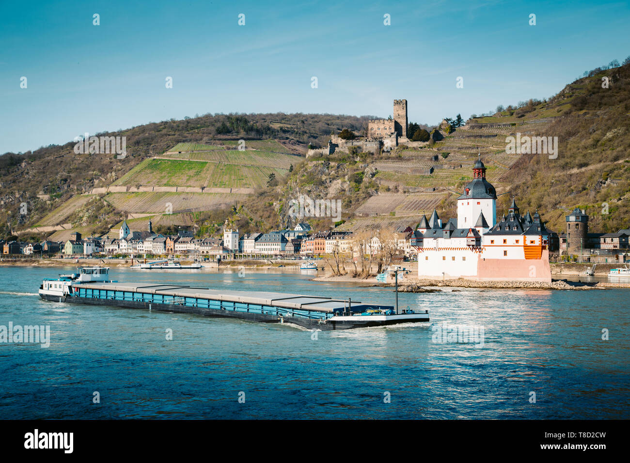Hermosa vista de la ciudad histórica de Kaub Burg Pfalzgrafenstein con famosos a lo largo del río Rin en un pintoresco día soleado con el cielo azul en primavera, Rheinla Foto de stock
