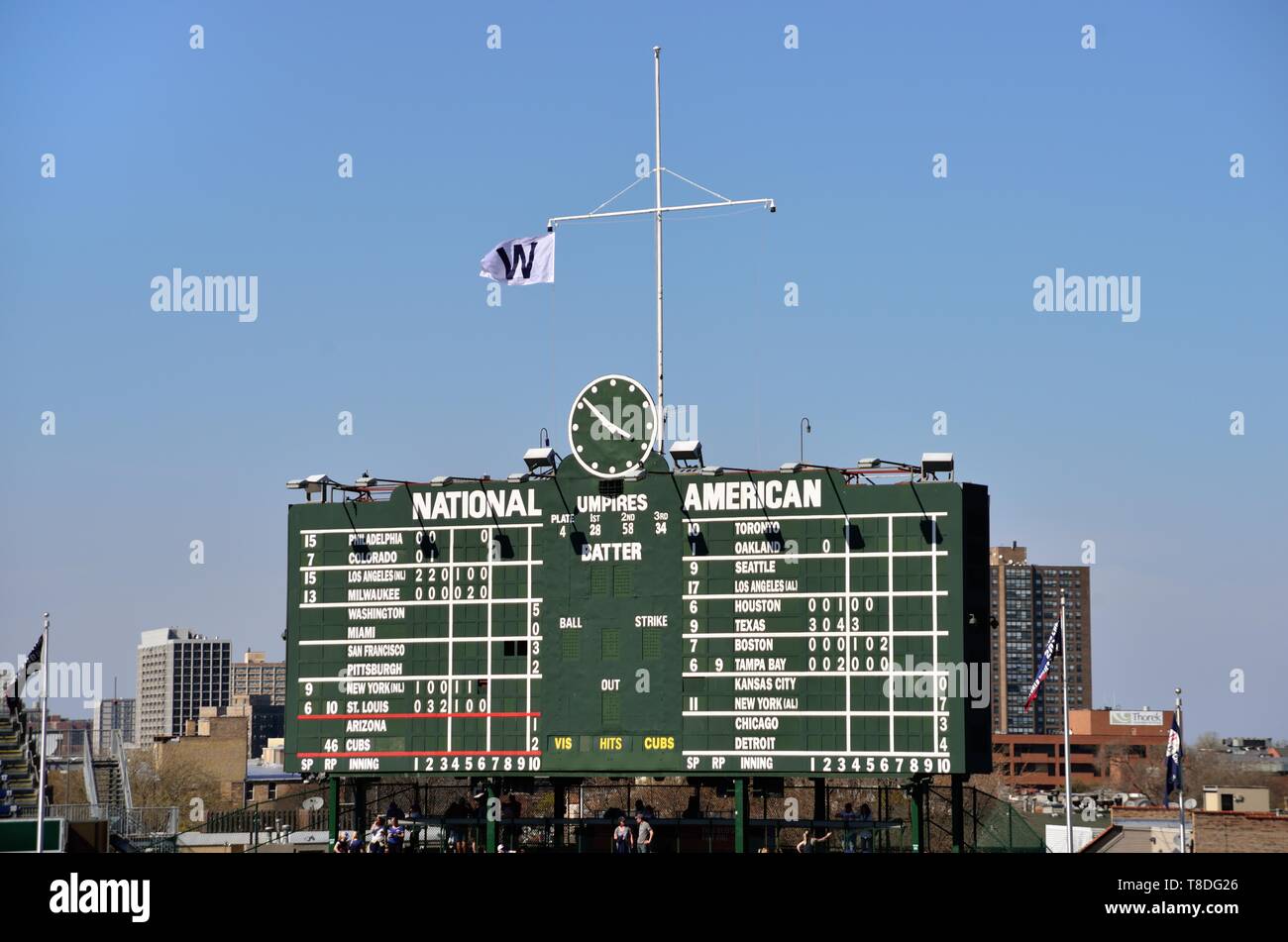 Chicago, Illinois, Estados Unidos. Una tradición en el campo Wirglen W indicador vuela desde arriba la icónica marcador Chicago Cubs tras cada victoria. Foto de stock