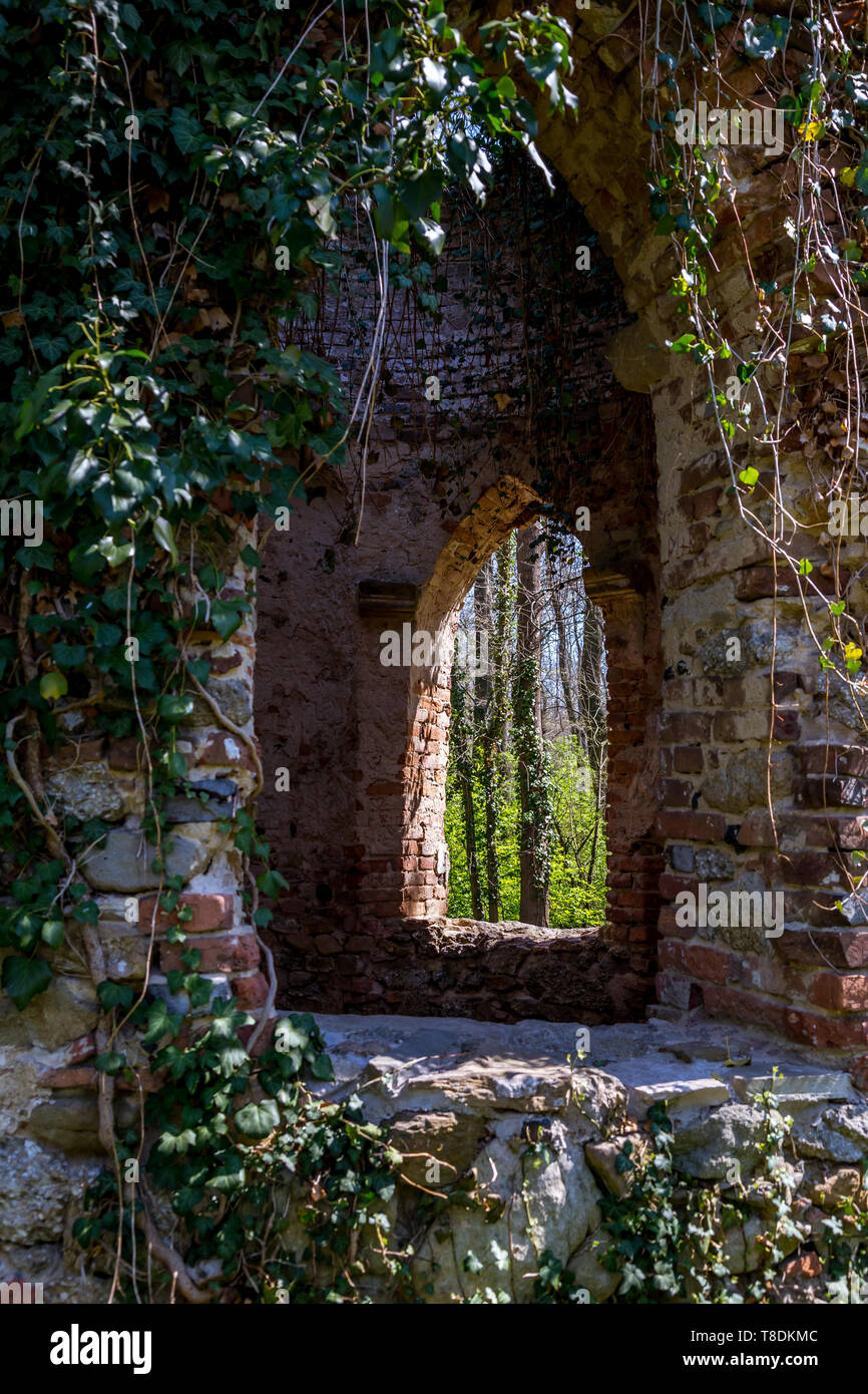 Viejos árboles, la glorieta y las ruinas de la antigua capilla en el