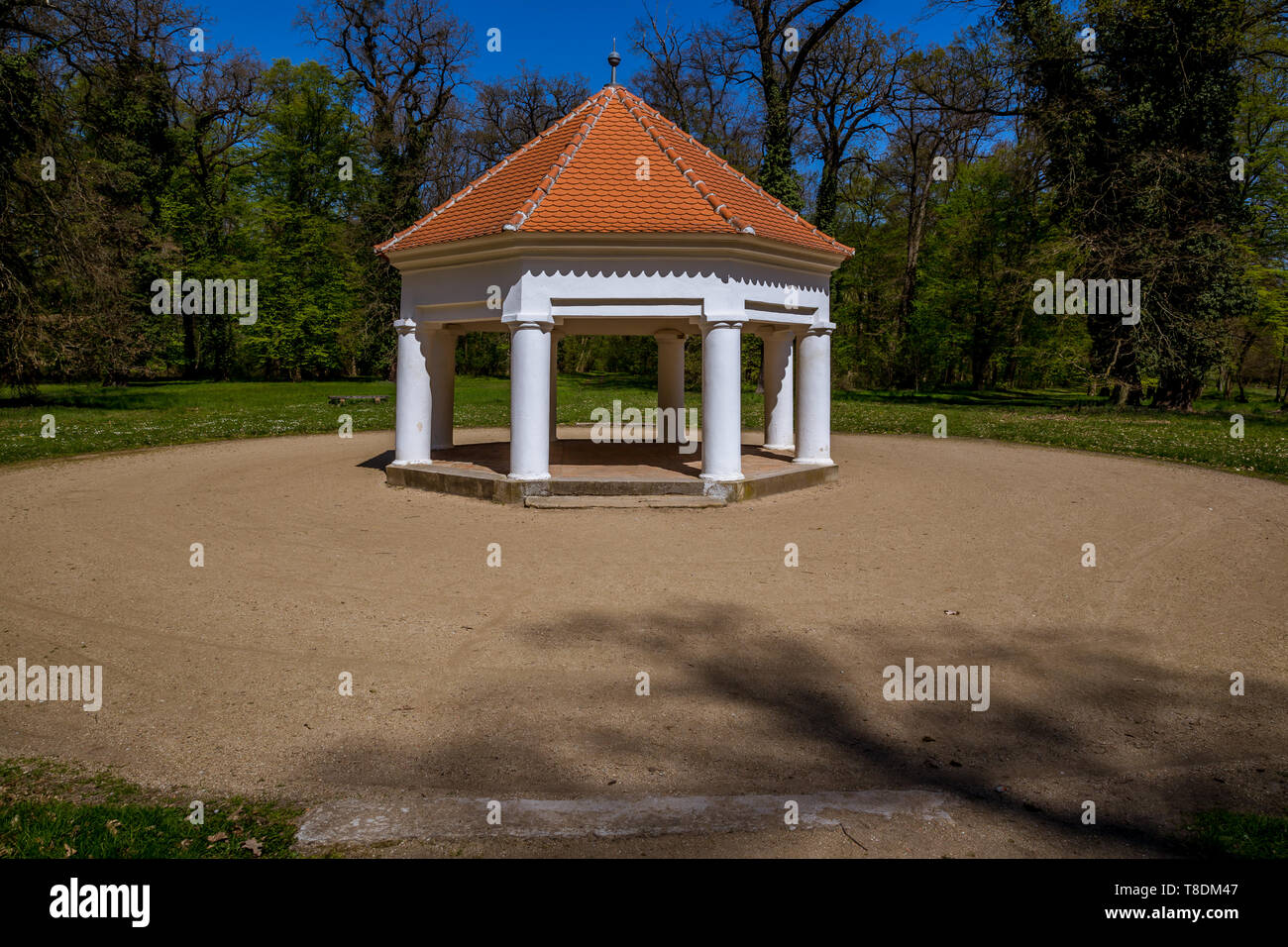 Viejos árboles, la glorieta y las ruinas de la antigua capilla en el