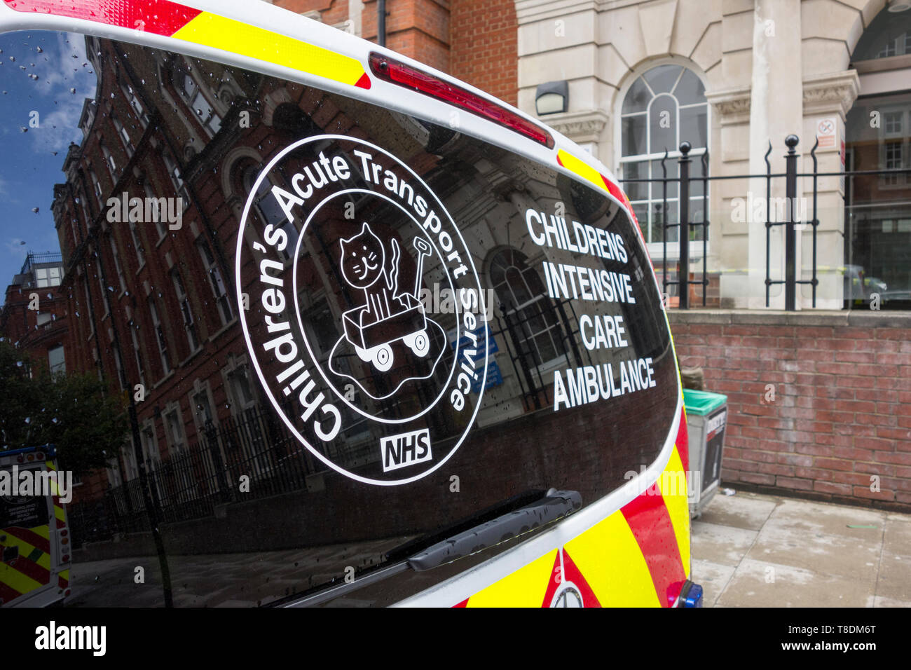 Ambulancia de cuidados intensivos de niños estacionada en Great Ormond Street, Londres, WC1, REINO UNIDO Foto de stock