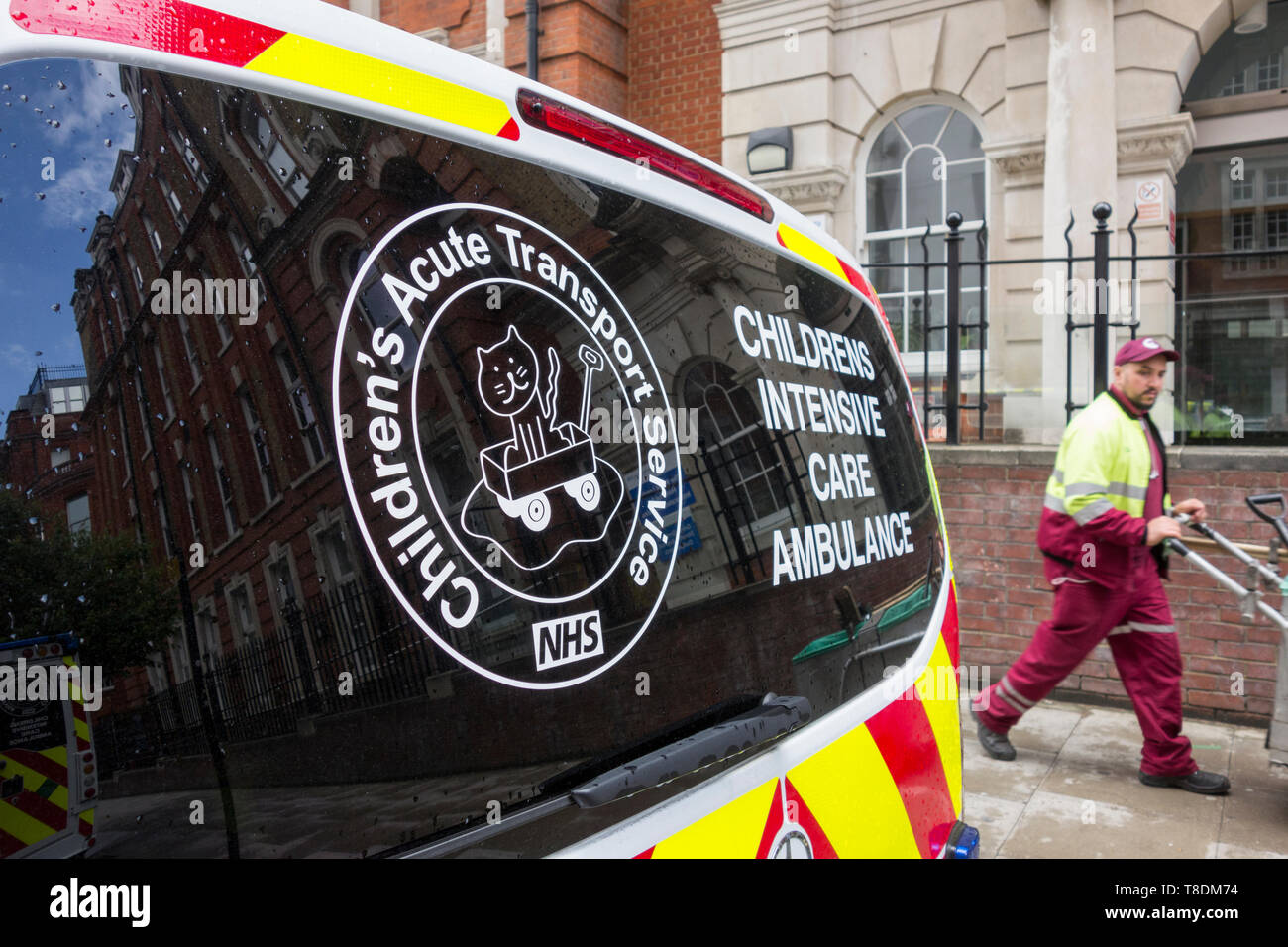 Ambulancia de cuidados intensivos de niños estacionada en Great Ormond Street, Londres, WC1, REINO UNIDO Foto de stock