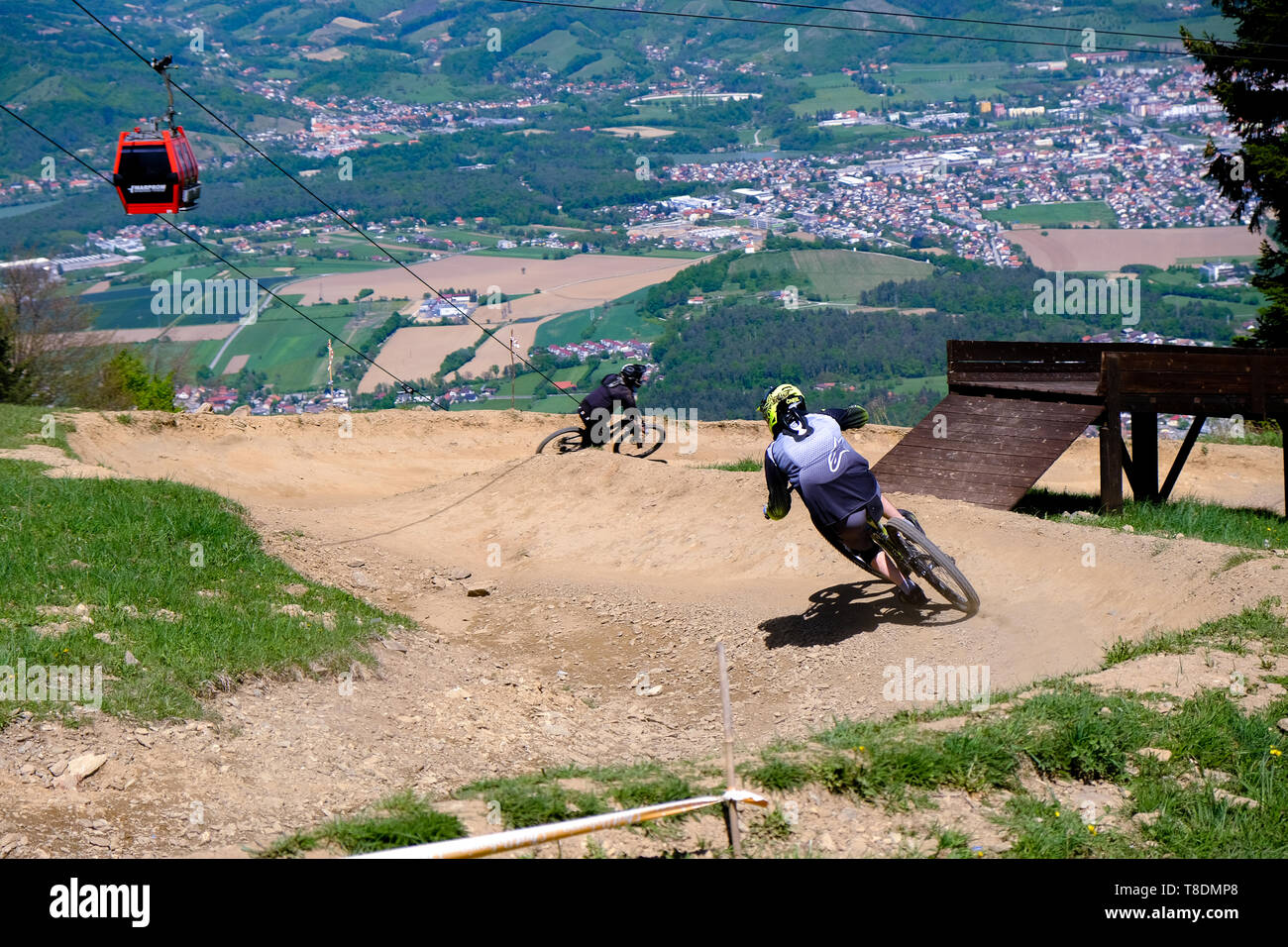 Maribor, Eslovenia - Mayo 2, 2019: los ciclistas de montaña equitación cuesta abajo por el camino de Pohorje, cerca de Maribor, Eslovenia. De Pohorje bike park es muy popular Foto de stock