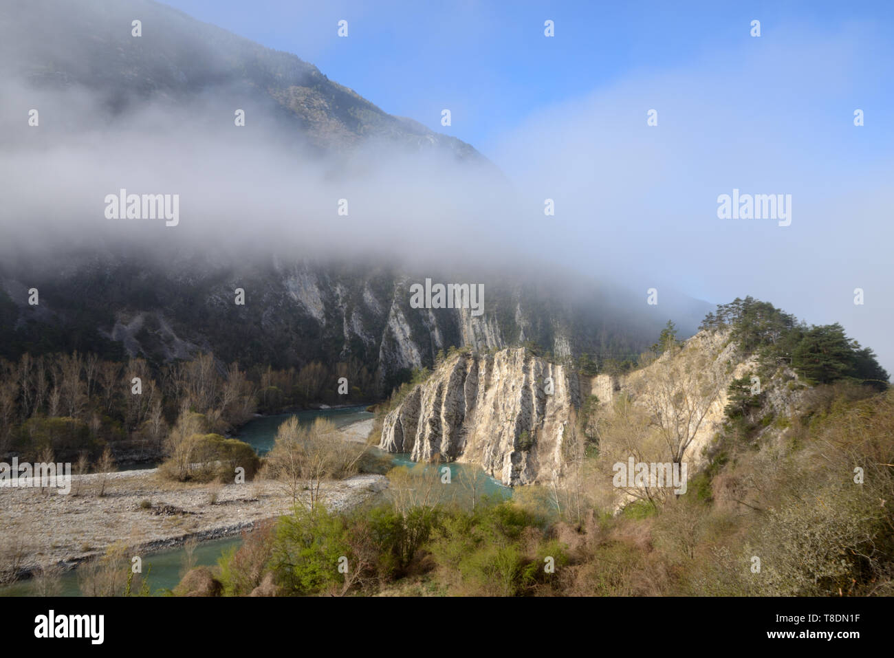 Imagen de paisaje de Misty por la mañana o por la niebla de la mañana en el Verdon Gorges du Verdon o barranco Reserva Natural Alpes-de-Haute-Provence Provence Foto de stock